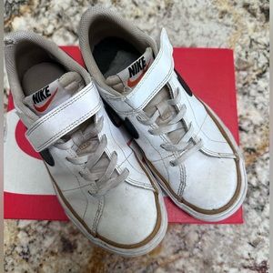 Nike Court legacy sneakers Preowned  missing insert small hole on ankle (puppy)